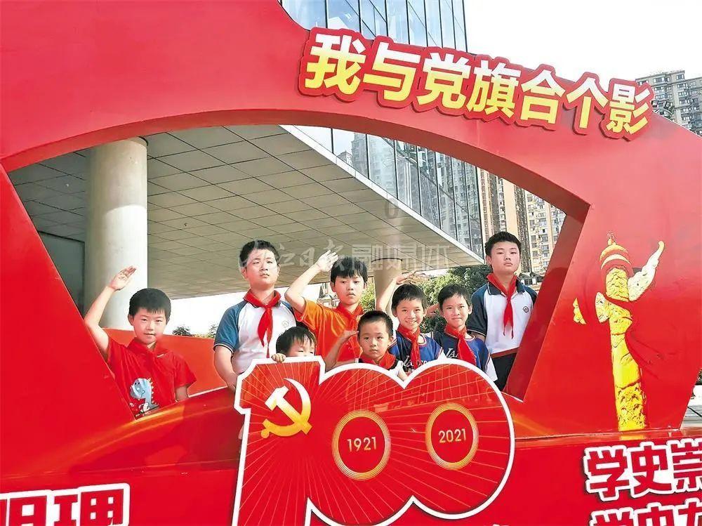 夏克立强调自己从未家暴，黄嘉千身上的伤是自己抓的